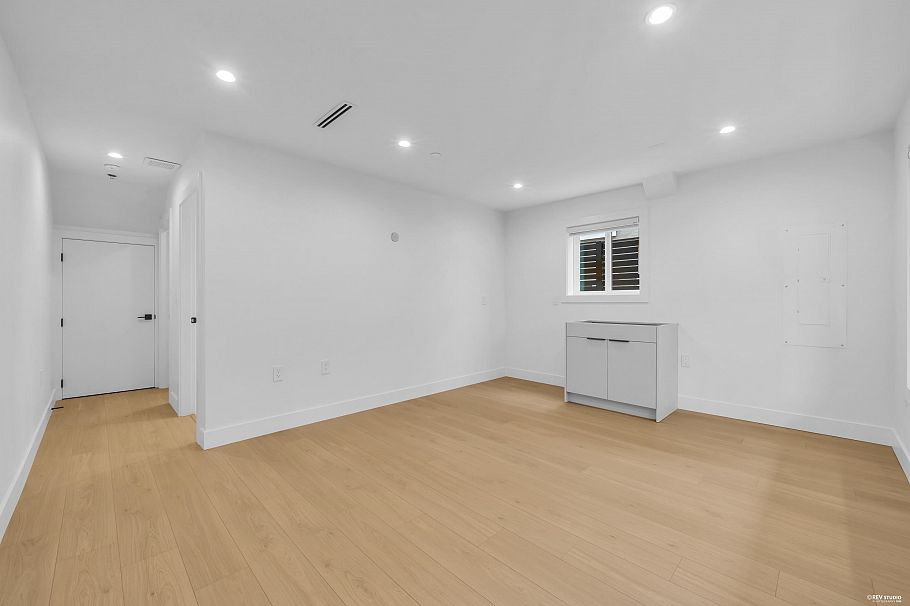 1 3436 Triumph Street Vancouver, BC - 26