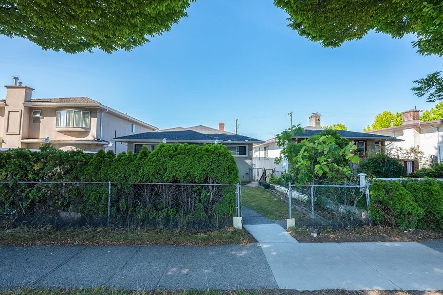 1315 E 33rd Avenue Vancouver, BC - 4