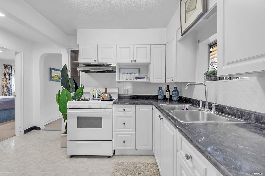 3006 E 27th Avenue Vancouver, BC - 9