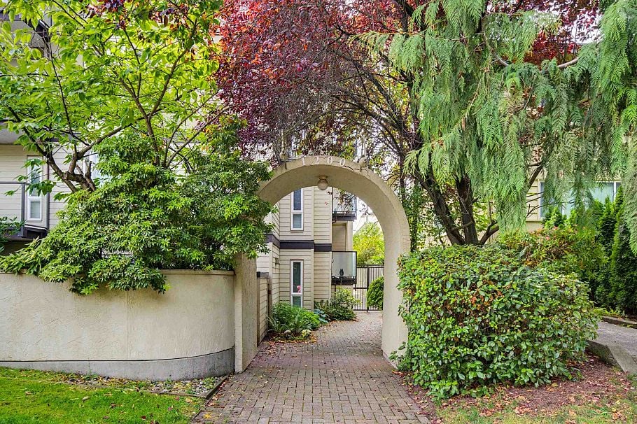403 1200 W 10th Avenue Vancouver, BC - 2