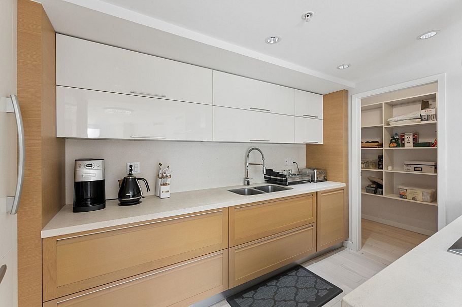 305 8 Smithe Mews Vancouver, BC - 8