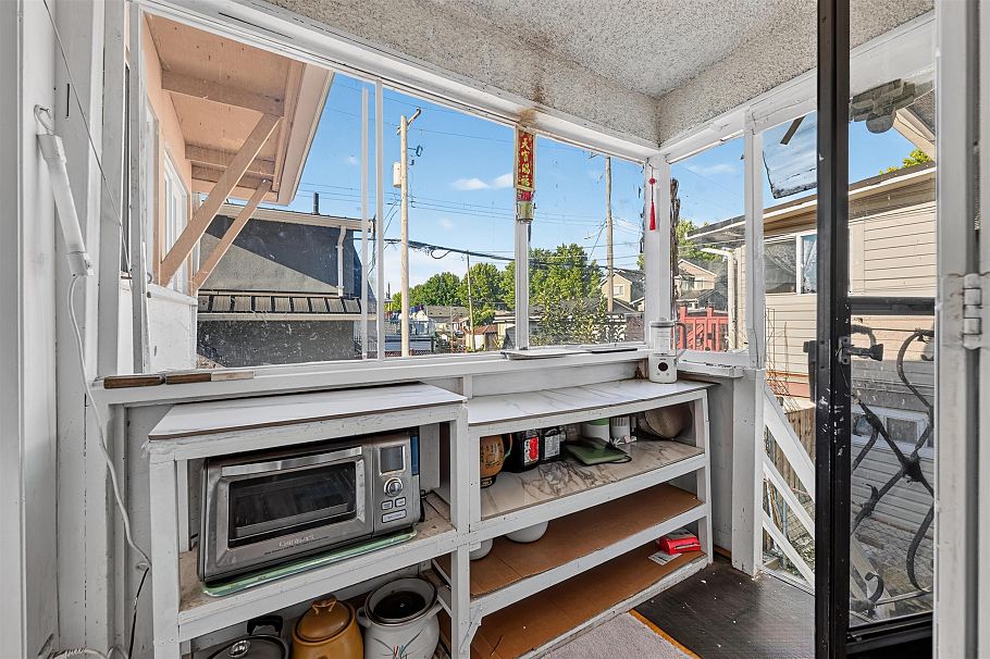 1315 E 33rd Avenue Vancouver, BC - 24