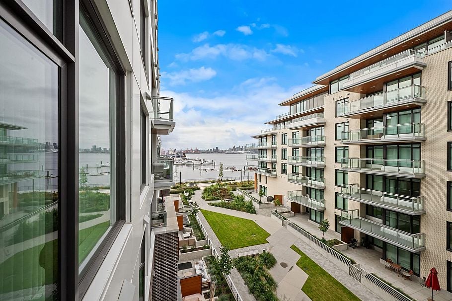 425 755 Harbourside Drive North Vancouver, BC - 1
