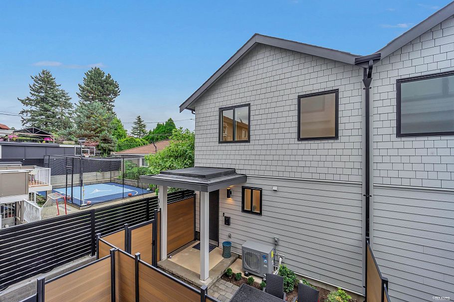 1 3438 Triumph Street Vancouver, BC - 23