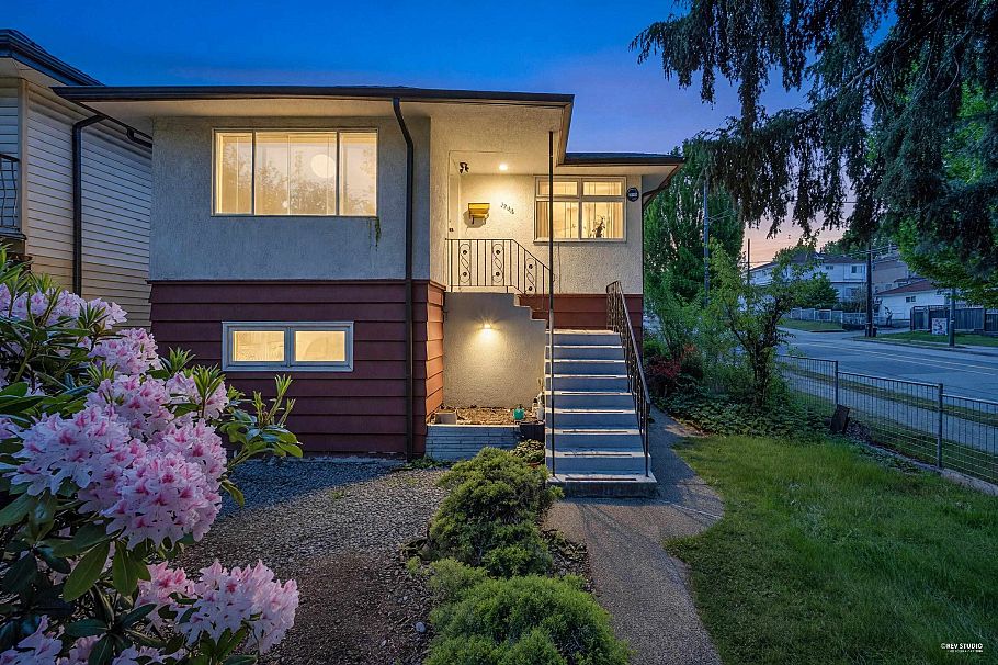 3006 E 27th Avenue Vancouver, BC - 4