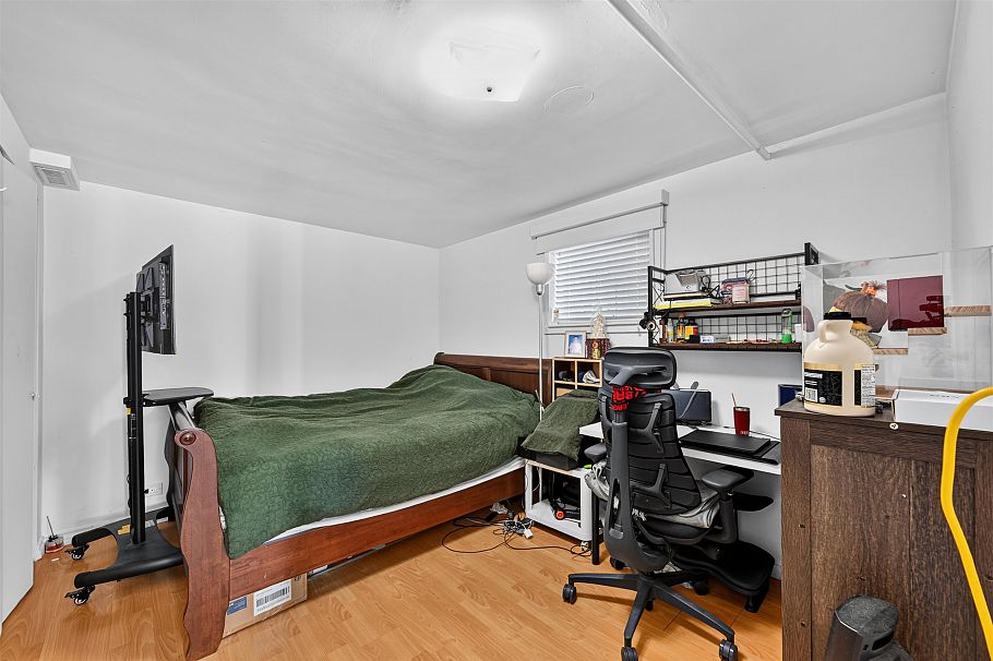 1315 E 33rd Avenue Vancouver, BC - 18