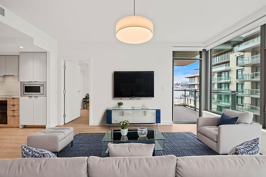 425 755 Harbourside Drive North Vancouver, BC - 2