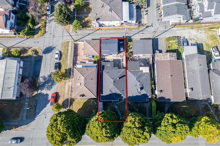 1315 E 33rd Avenue Vancouver, BC - 2