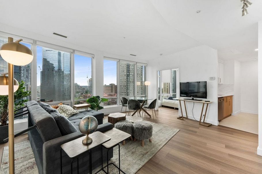 1204 989 Nelson Street Vancouver, BC - 3
