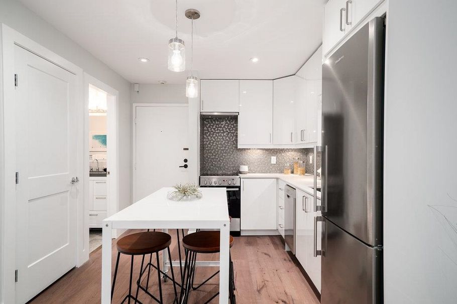 208 1425 Cypress Street Vancouver, BC - 3
