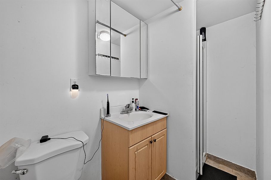 1315 E 33rd Avenue Vancouver, BC - 22