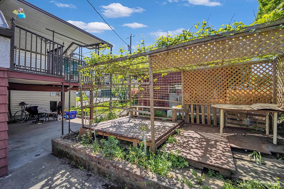 3006 E 27th Avenue Vancouver, BC - 20