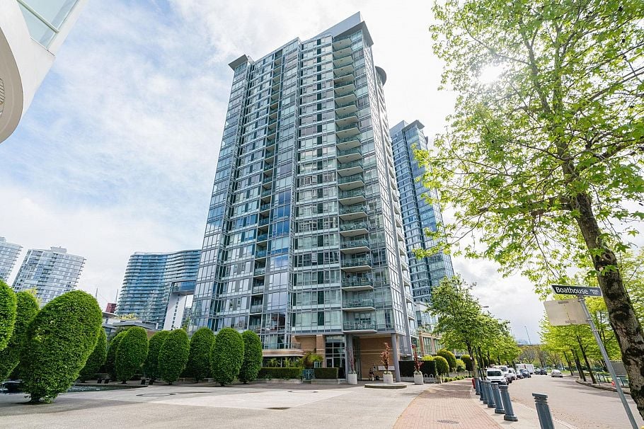 505 1067 Marinaside Crescent Vancouver, BC - 1
