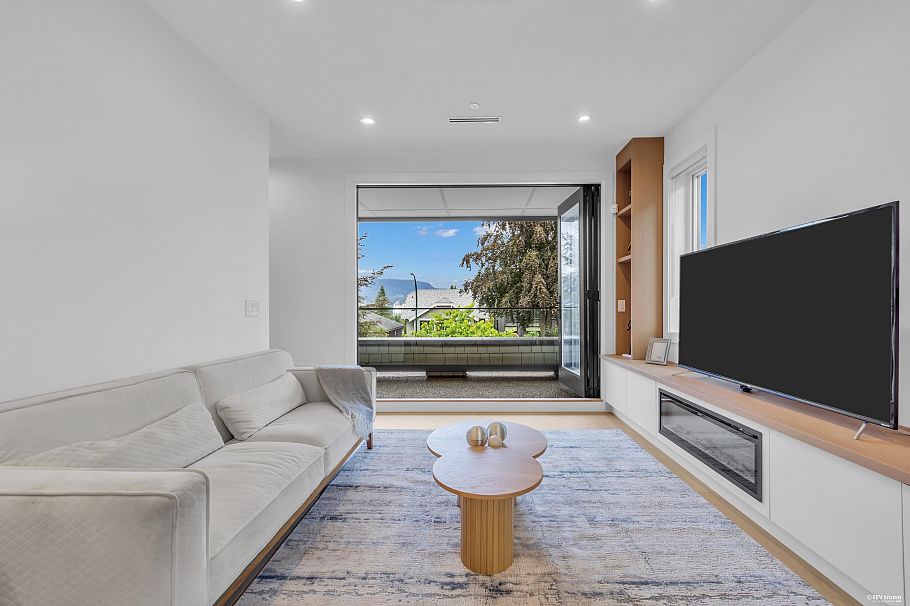1 3436 Triumph Street Vancouver, BC - 2