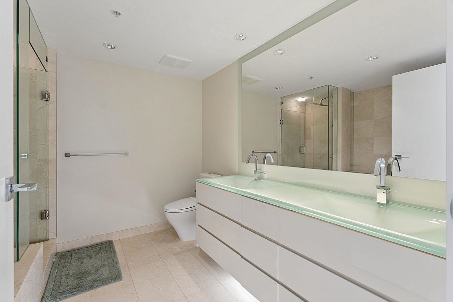 305 8 Smithe Mews Vancouver, BC - 11