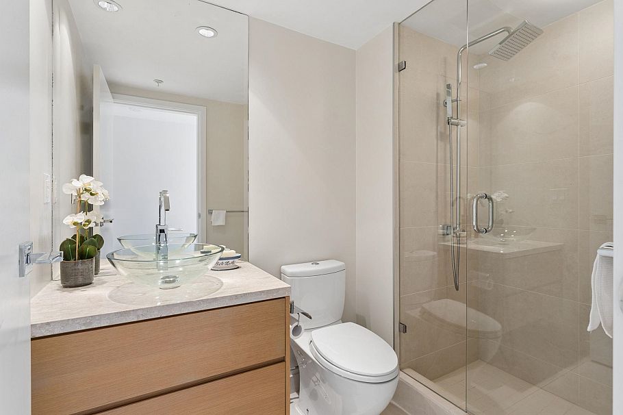 305 8 Smithe Mews Vancouver, BC - 16