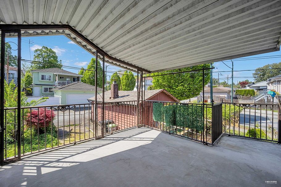 3006 E 27th Avenue Vancouver, BC - 18