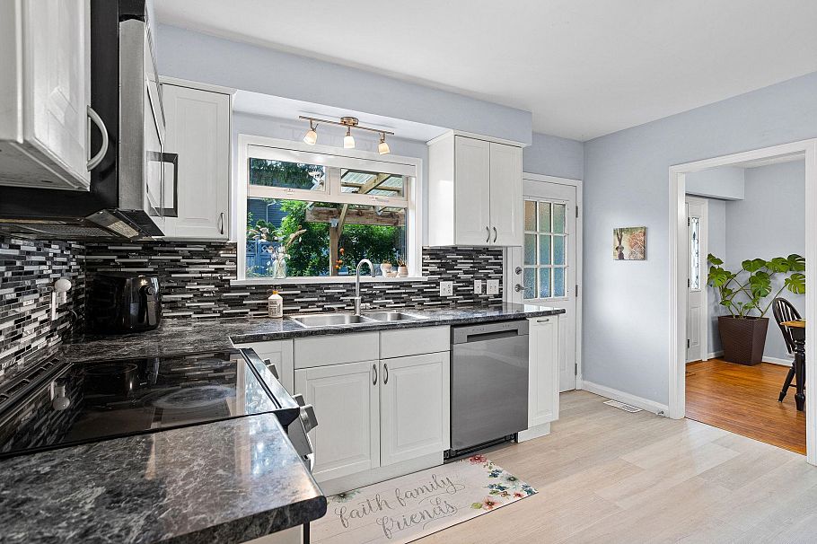 3020 Thorncliffe Drive North Vancouver, BC - 12
