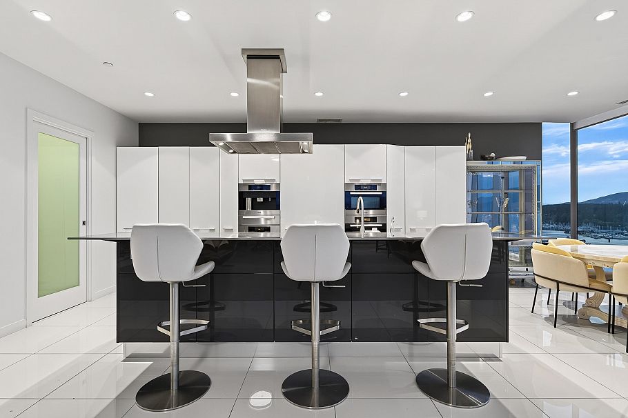 1102 277 Thurlow Street Vancouver, BC - 2