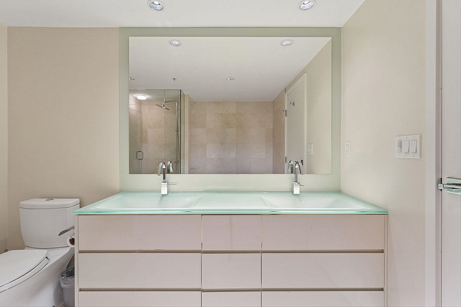 305 8 Smithe Mews Vancouver, BC - 13