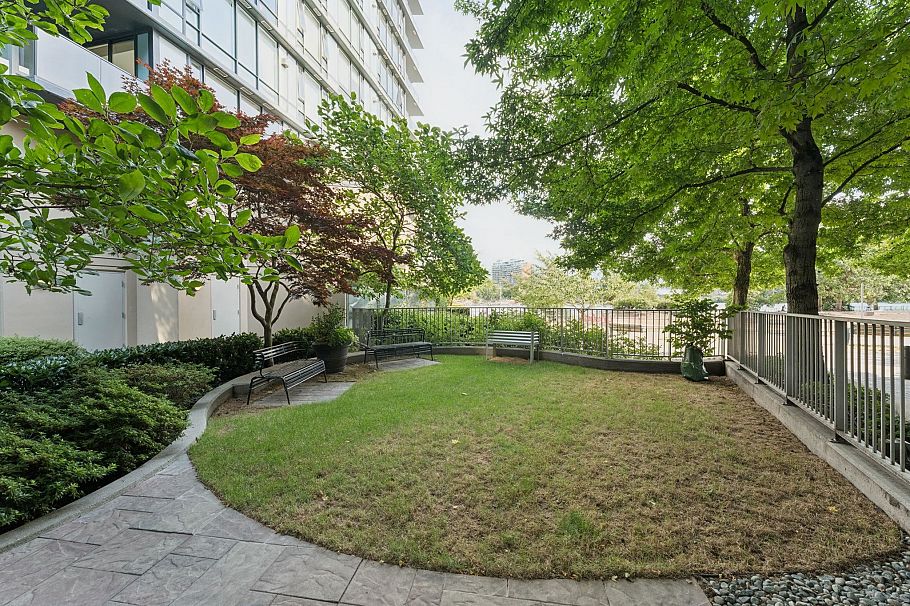 305 8 Smithe Mews Vancouver, BC - 26