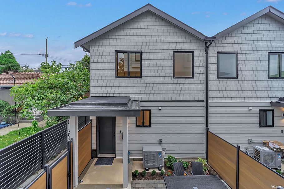 1 3438 Triumph Street Vancouver, BC - 24