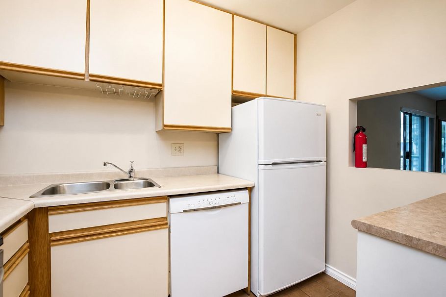 203 1775 W 10th Avenue Vancouver, BC - 5