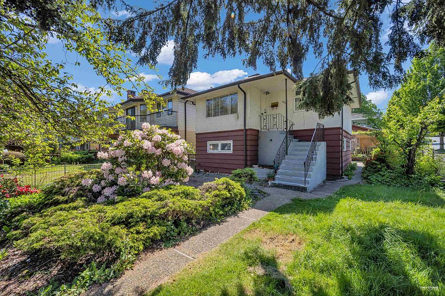 3006 E 27th Avenue Vancouver, BC - 2