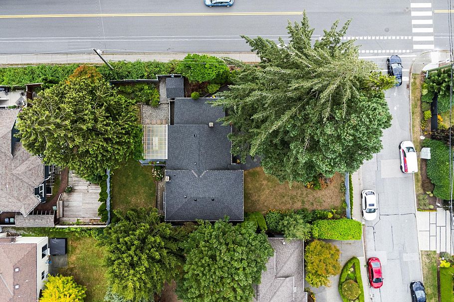 3020 Thorncliffe Drive North Vancouver, BC - 35
