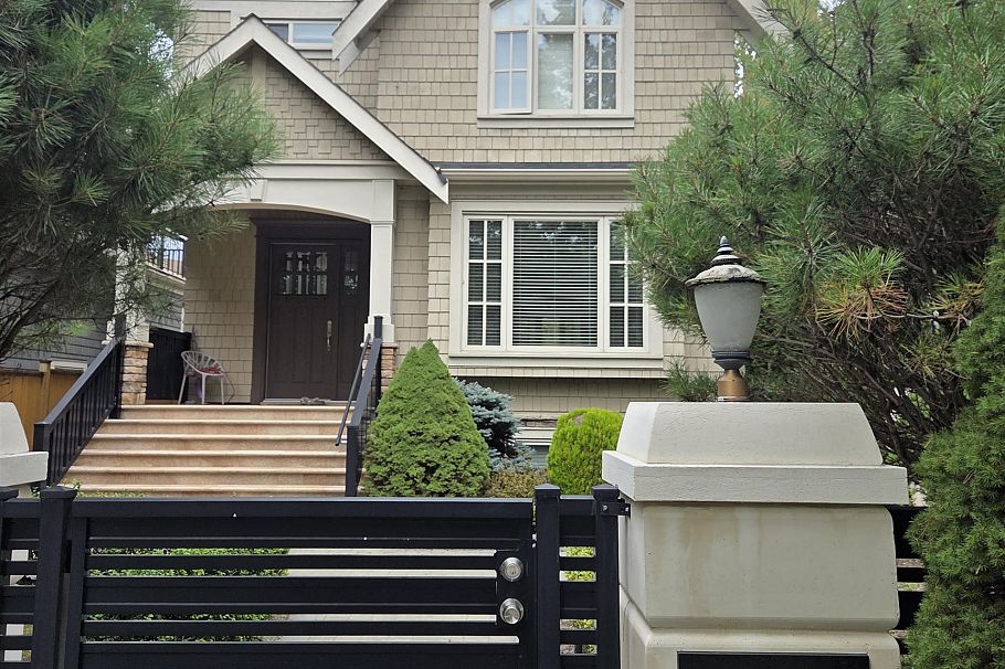 2405 W 51st Avenue Vancouver, BC - 1