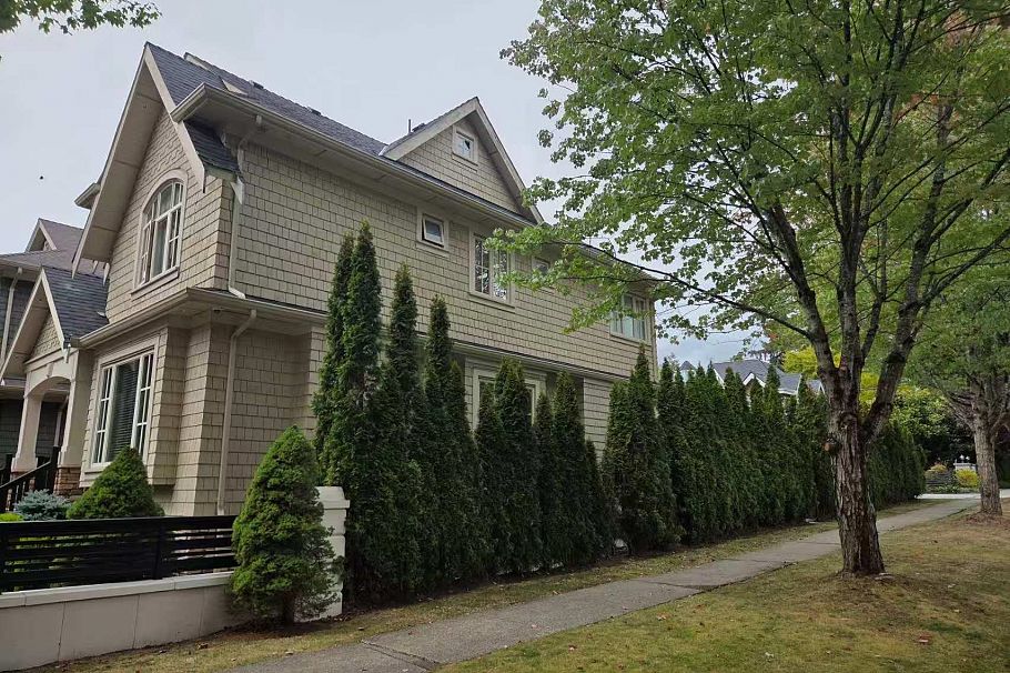 2405 W 51st Avenue Vancouver, BC - 3