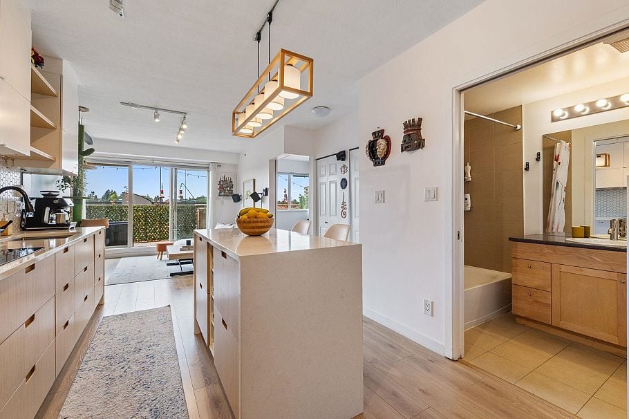PH10 702 E King Edward Avenue Vancouver, BC - 2