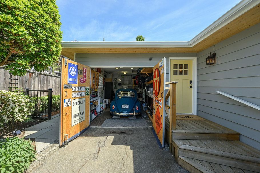 3248 Beverley Crescent North Vancouver, BC - 32