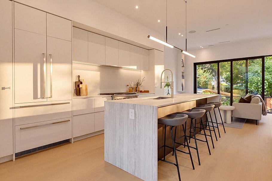 1 75 E 23rd Avenue Vancouver, BC - 3