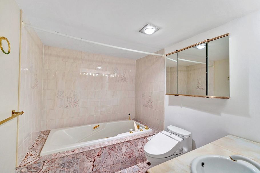 203 1675 Hornby Street Vancouver, BC - 23