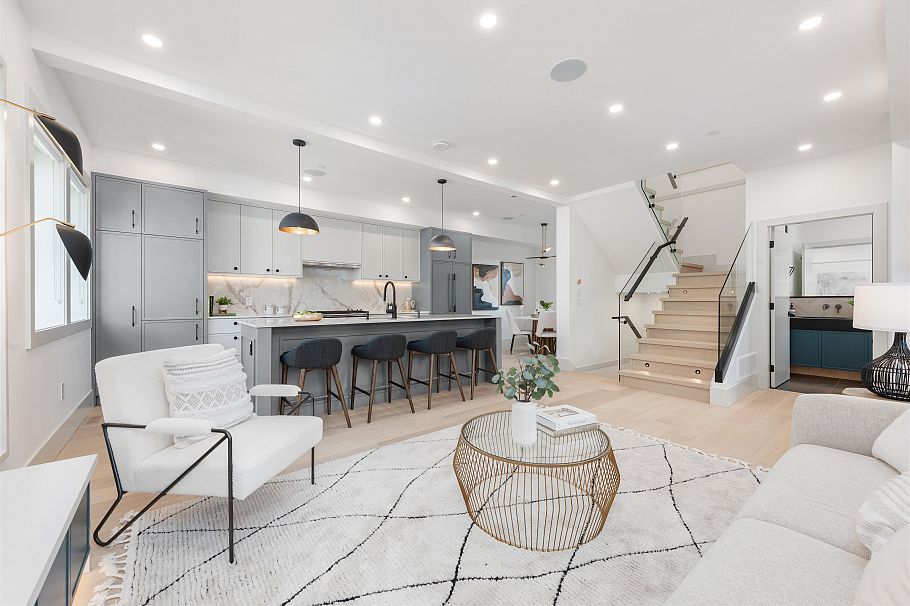 1 375 E 33rd Avenue Vancouver, BC - 2