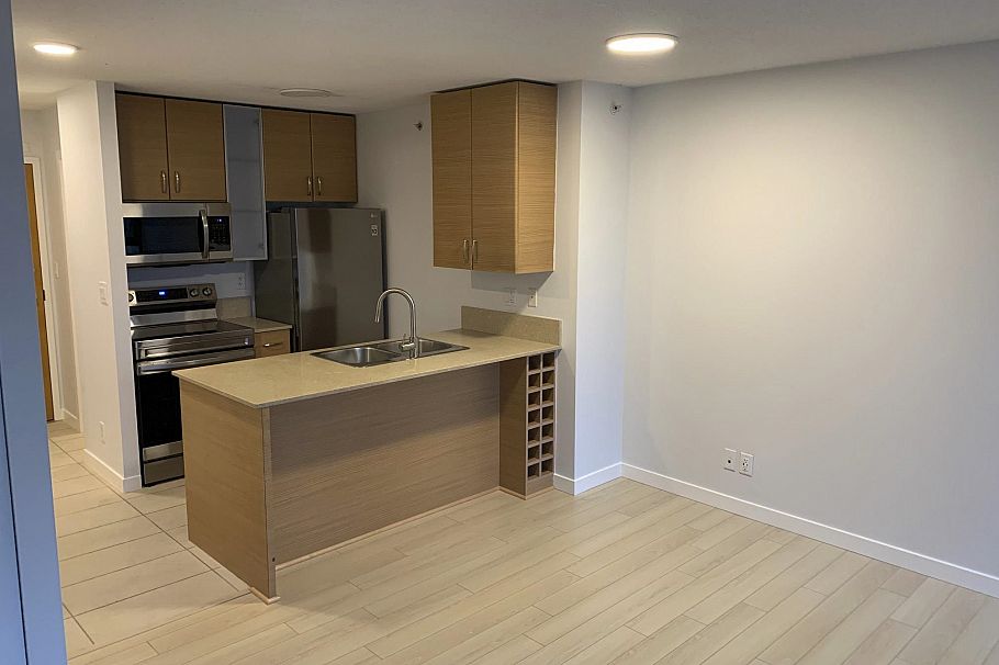 908 909 Mainland Street Vancouver, BC - 1