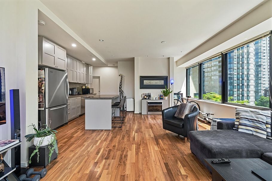 609 1333 West Georgia Street Vancouver, BC - 5