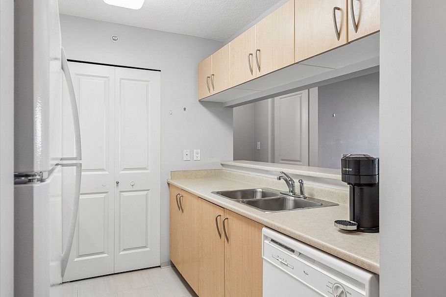 901 3520 Crowley Drive Vancouver, BC - 9