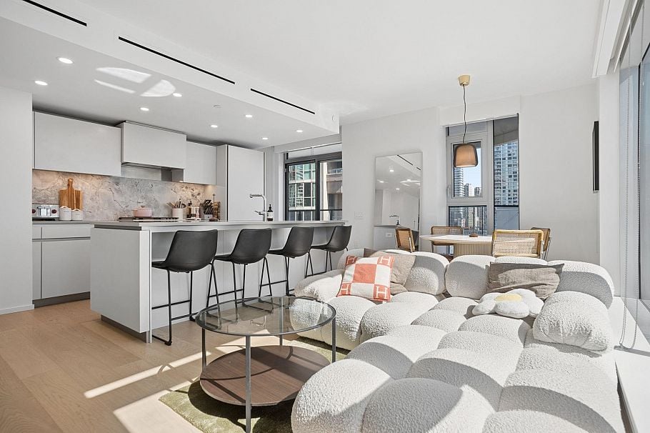 902 889 Pacific Street Vancouver, BC - 1