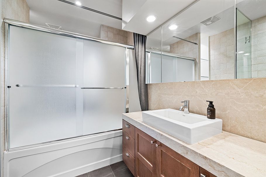 609 1333 West Georgia Street Vancouver, BC - 9