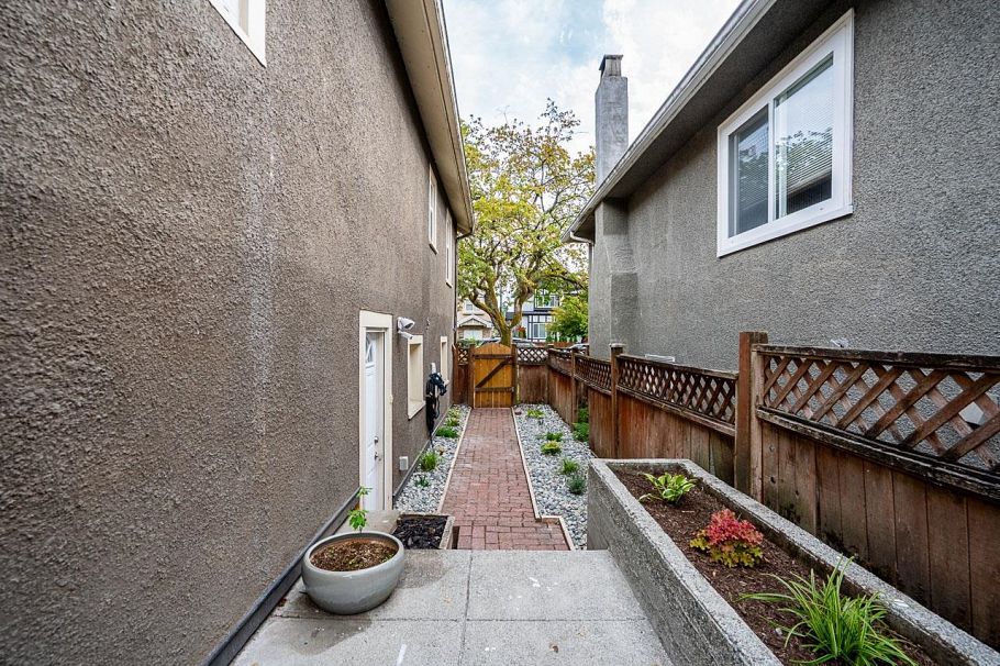 1617 E 36th Avenue Vancouver, BC - 19