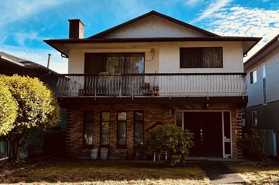 2232 E 45 Avenue Vancouver, BC - 1