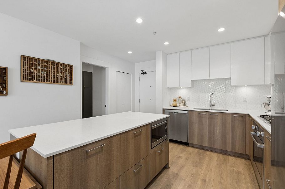 209 715 W 15th Street North Vancouver, BC - 11