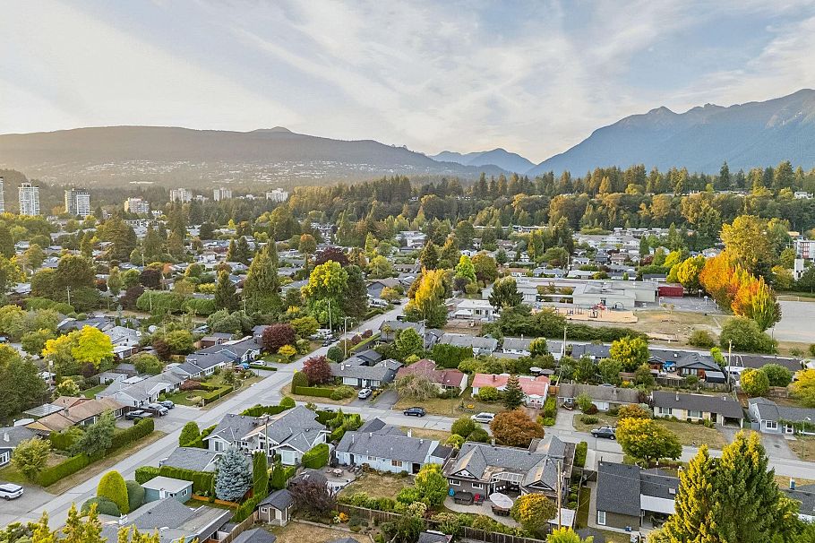1283 Pinewood Crescent North Vancouver, BC - 34