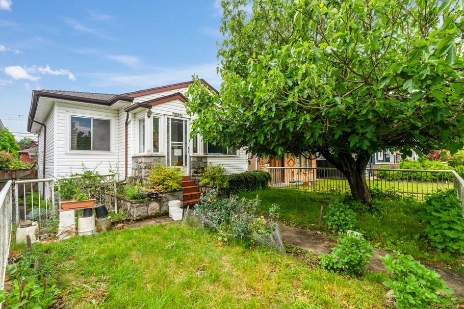 2566 Venables Street Vancouver, BC - 2