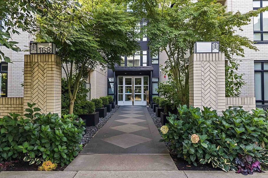 305 168 E 35th Avenue Vancouver, BC - 4