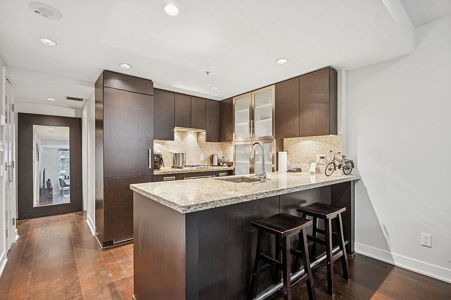 301 1055 Richards Street Vancouver, BC - 2