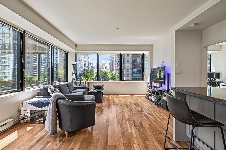 609 1333 West Georgia Street Vancouver, BC - 4