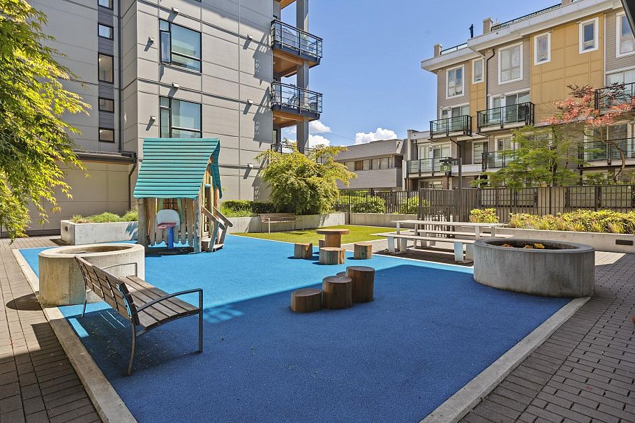 209 715 W 15th Street North Vancouver, BC - 38